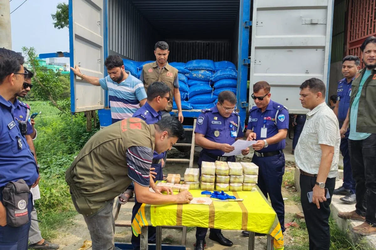 কুমিল্লার পদুয়ারবাজারে ৪ কোটি ৮০ লাখ টাকার ইয়াবাসহ আটক ৫