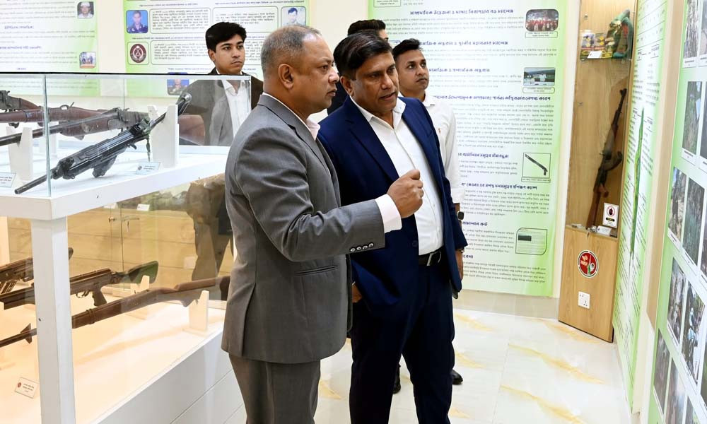 চট্টগ্রাম সেনানিবাসে ‘স্মৃতি অম্লান’ জাদুঘর পরিদর্শন করলেন প্রধানমন্ত্রীর প্রতিরক্ষা উপদেষ্টা চট্টগ্রাম