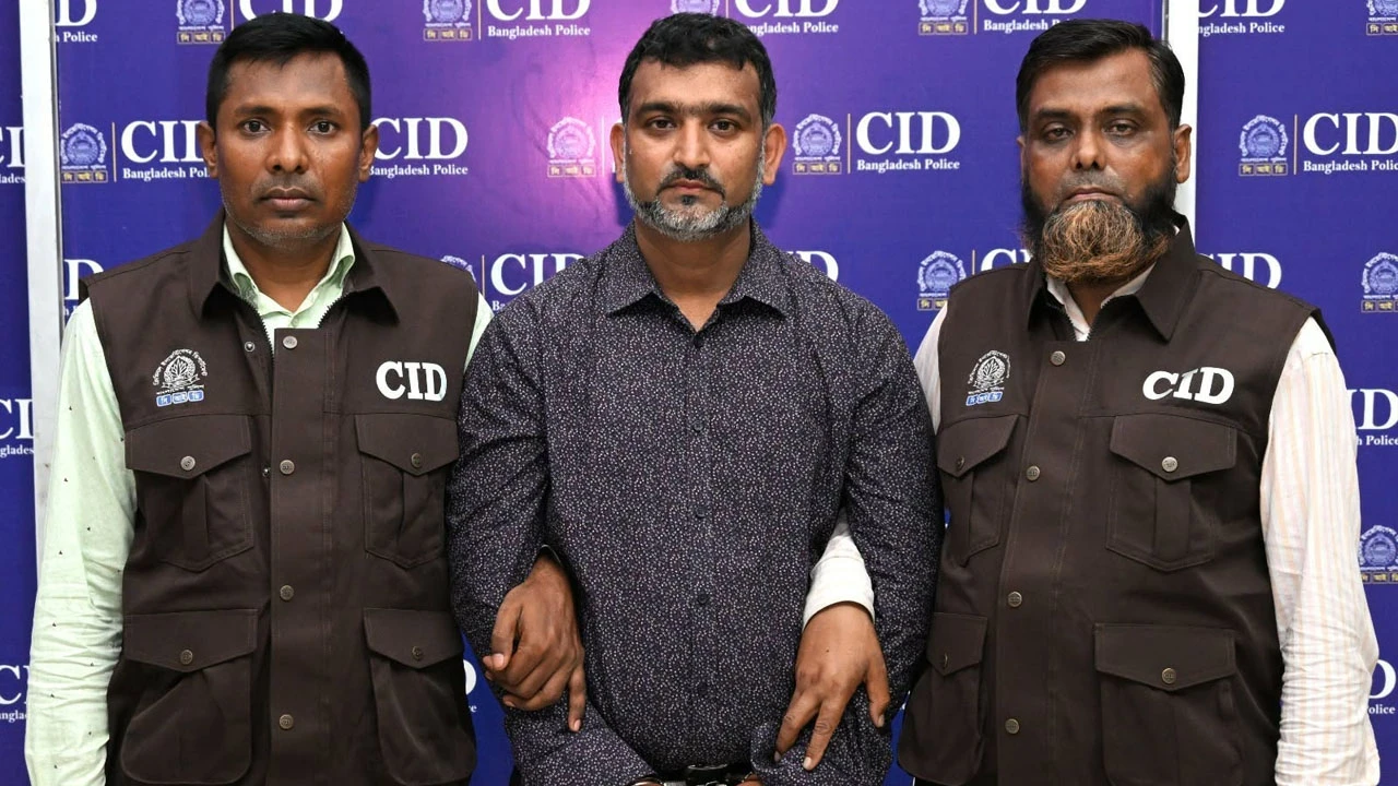গ্রাহকের অজান্তেই ক্রেডিট কার্ডের টাকা আত্মসাৎ, ব্যাংকের সাবেক কর্মকর্তা গ্রেপ্তার