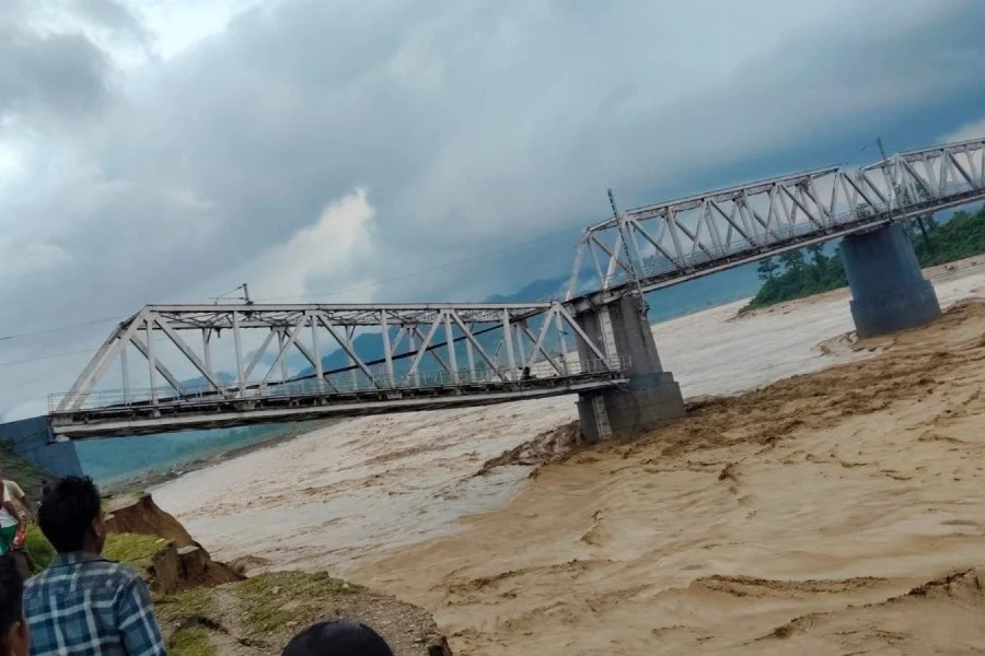 অরুণাচলে ভারী বৃষ্টিপাত: আসামের ৬ জেলায় বন্যা, রেলসেতু ধসে ট্রেন চলাচল স্থগিত