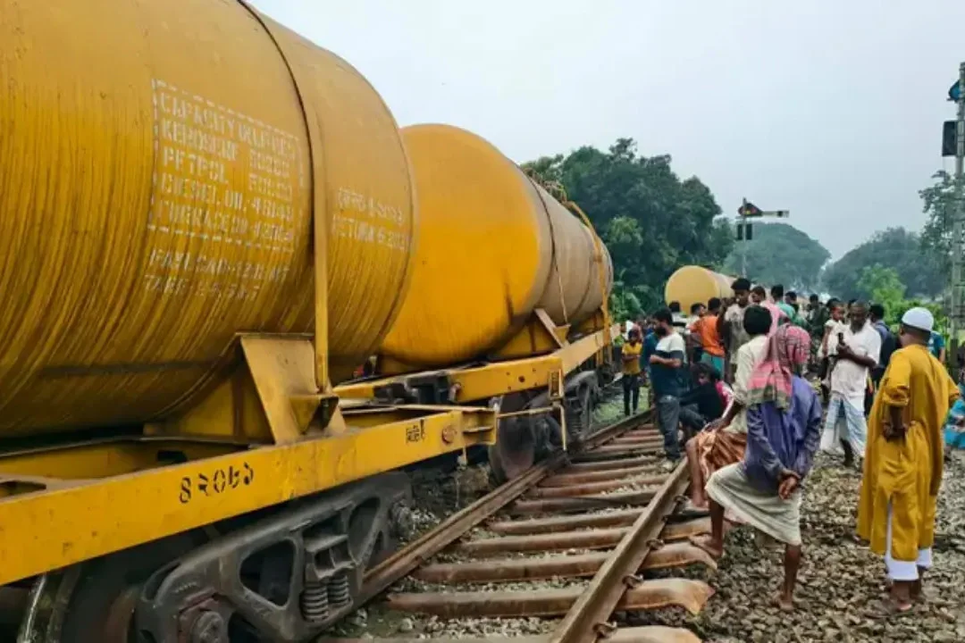 কোটচাঁদপুরে মালবাহী ট্রেন লাইনচ্যুত: খুলনার সঙ্গে উত্তরবঙ্গের রেল যোগাযোগ বন্ধ