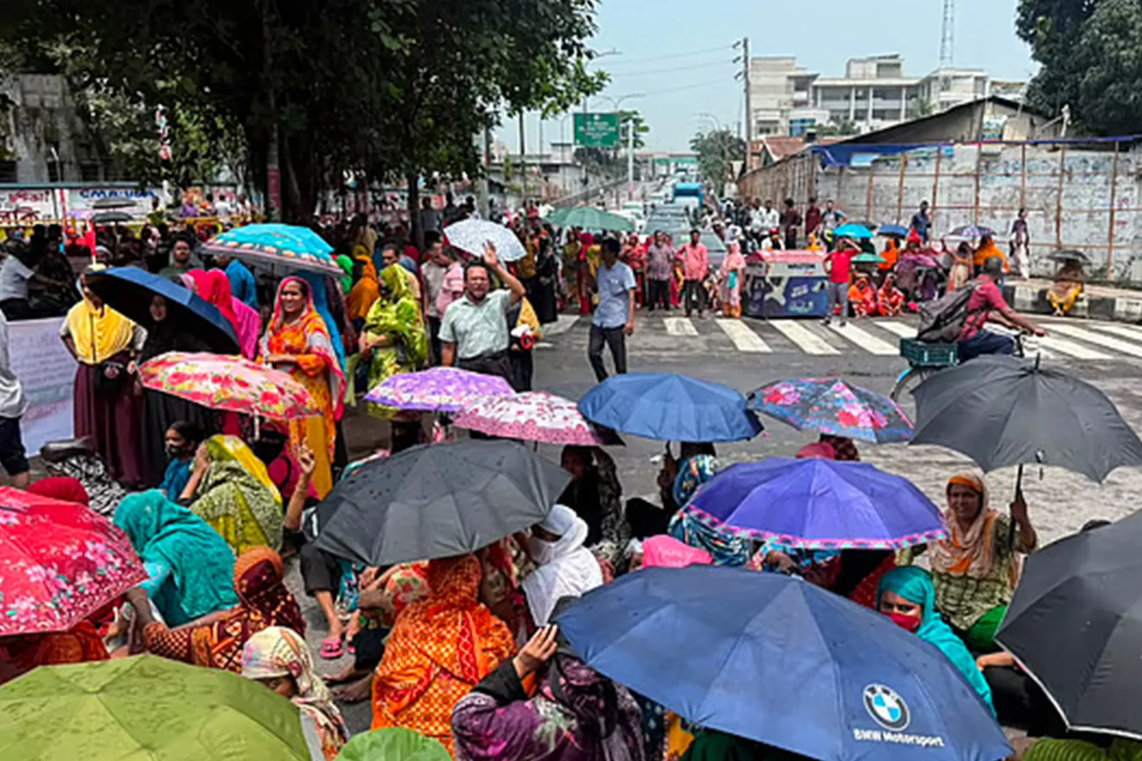 মহাখালীতে বকেয়া বেতনের দাবিতে পোশাক শ্রমিকদের সড়ক অবরোধ, তীব্র যানজট