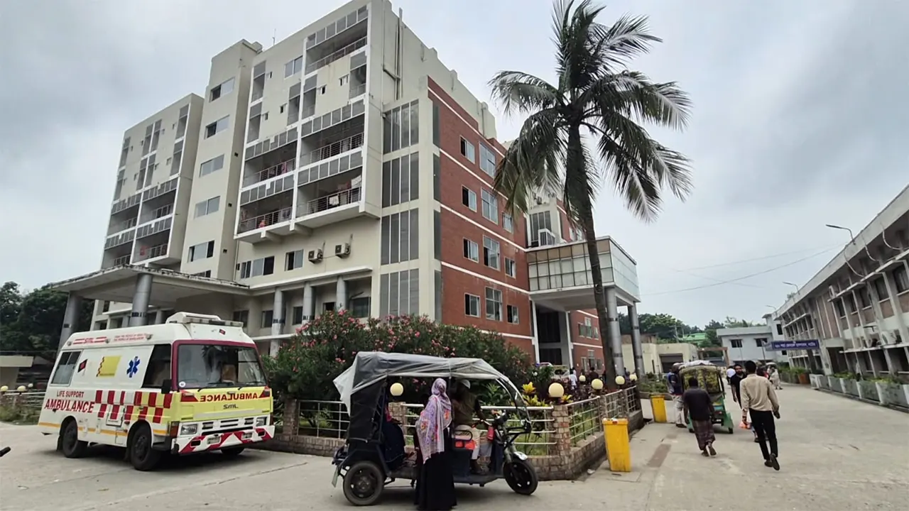 নাটোরে হাসপাতালে শিশুর মাকে সঙ্ঘবদ্ধ ধর্ষণ, ভিডিও ধারণের পর হাসপাতাল কর্তৃপক্ষের ধামাচাপার চেষ্টা