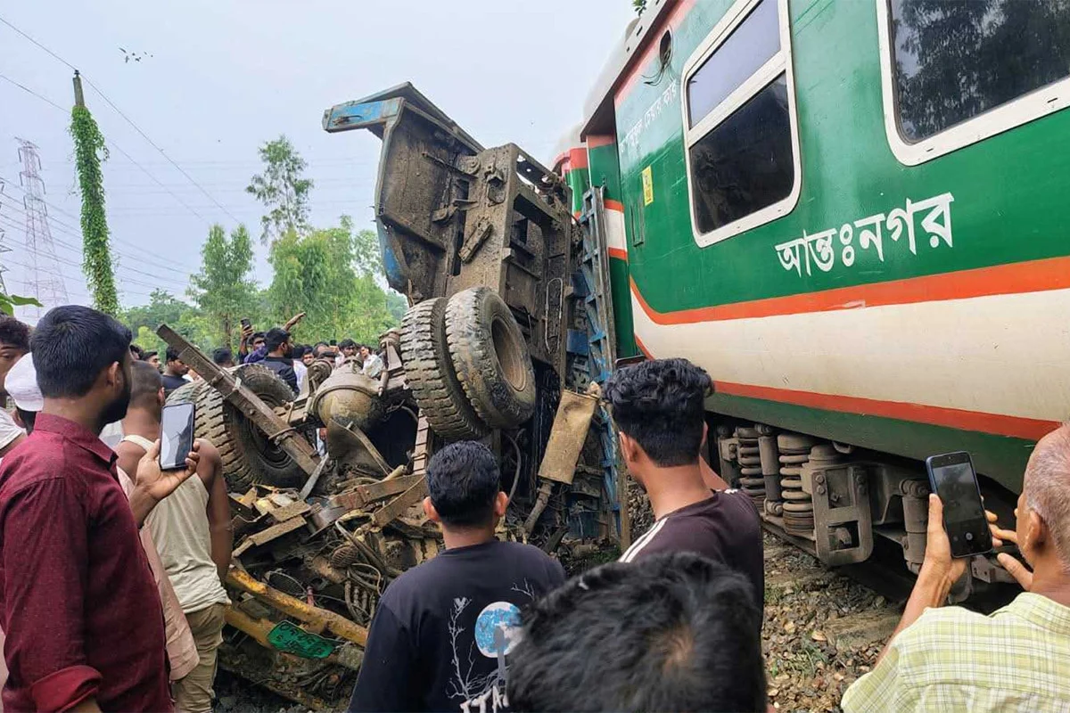 মীরসরাইয়ে পাহাড়িকা এক্সপ্রেসের সঙ্গে ট্রাকের সংঘর্ষ, ঢাকা-চট্টগ্রাম রুটে ট্রেন চলাচল বন্ধ