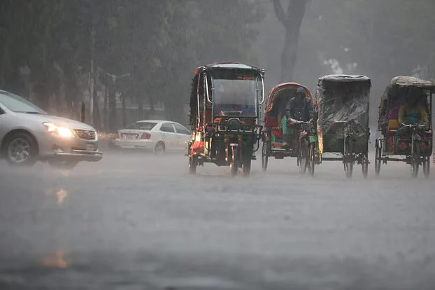 রাজধানীতে দুই ঘণ্টার ভারী বর্ষণে তীব্র জলজট, চরম ভোগান্তিতে সাধারণ মানুষ