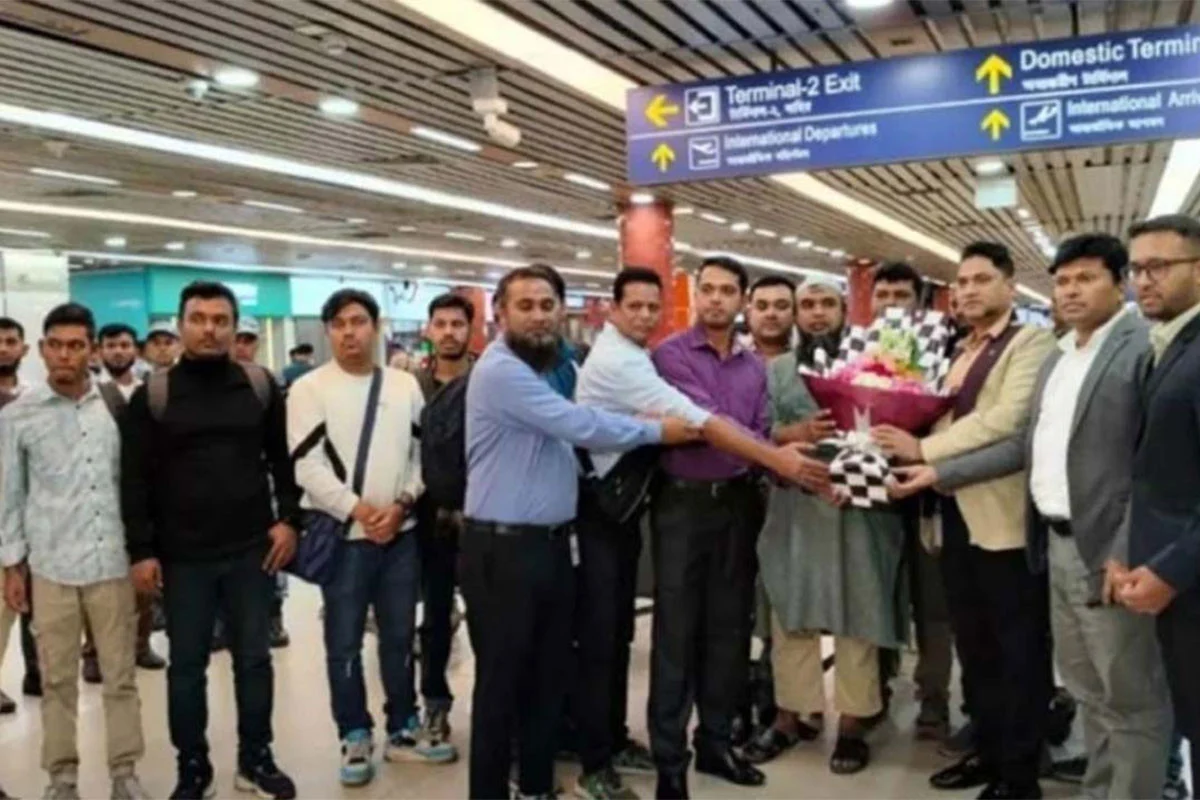 নিরাপত্তা সংকটে আটকে থাকা ‘বাংলার জয়যাত্রা’র ১৭ নাবিক দেশে ফিরেছেন