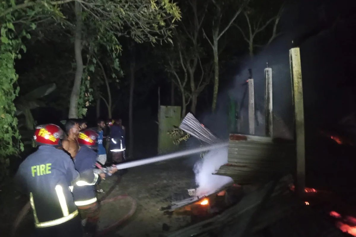 মুন্সীগঞ্জে ফায়ার সার্ভিসের দ্রুত পদক্ষেপে আগুন নিয়ন্ত্রণে, রক্ষায় বড় ক্ষয়ক্ষতি