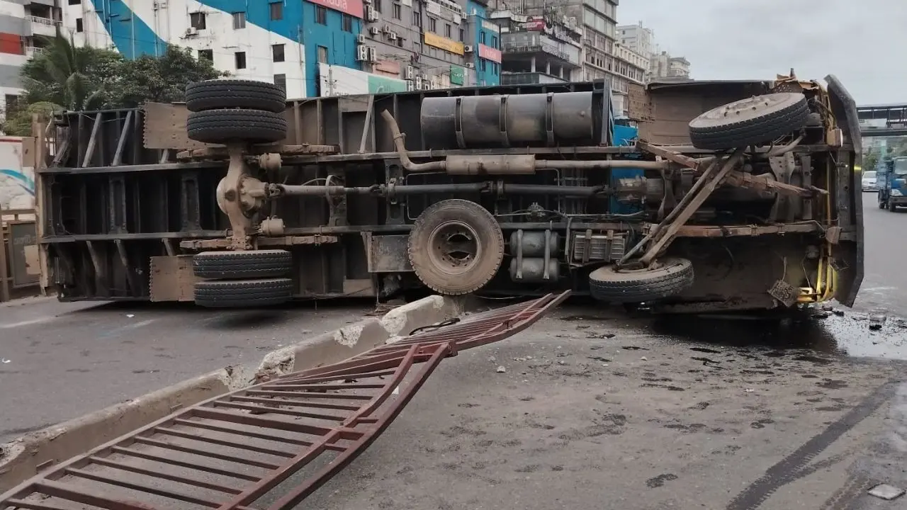 রাজধানীর উত্তরায় উল্টে যাওয়া কাভার্ডভ্যান উদ্ধারকাজে বিলম্ব: ঢাকা ছাড়ার সড়কে যান চলাচল ব্যাহত