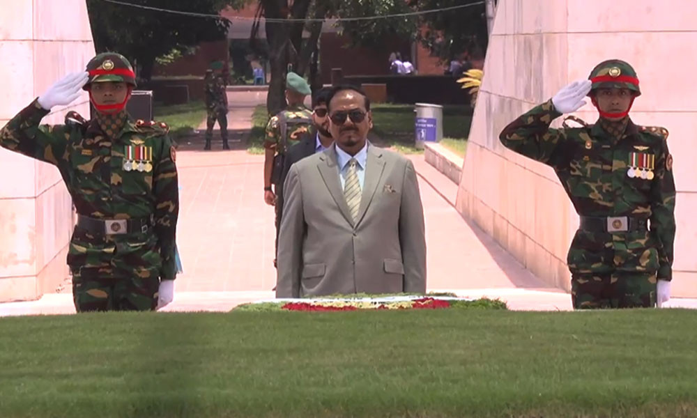 শহীদ রাষ্ট্রপতি জিয়াউর রহমান ও সাবেক প্রধানমন্ত্রী খালেদা জিয়ার কবরে ভারপ্রাপ্ত রাষ্ট্রপতি হাফিজ উদ্দিন আহমদের শ্রদ্ধা