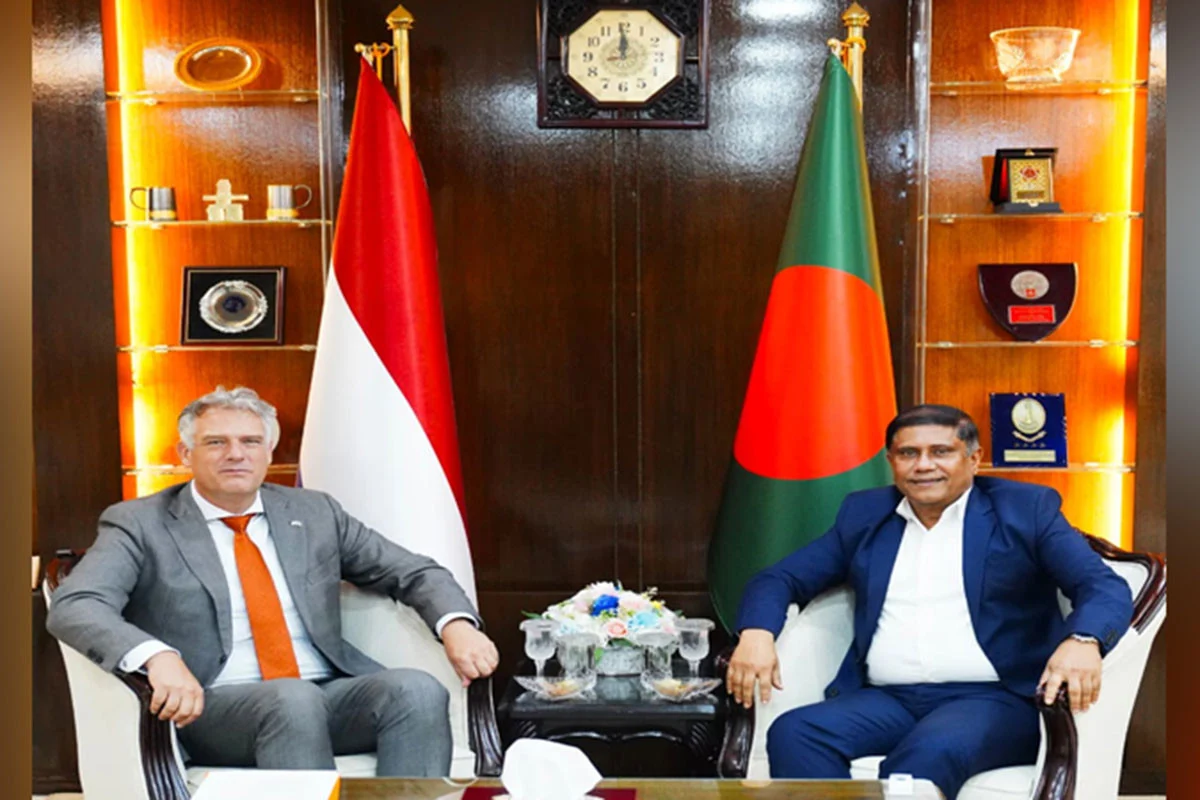 নেদারল্যান্ডসের রাষ্ট্রদূতের সঙ্গে প্রধানমন্ত্রীর প্রতিরক্ষা উপদেষ্টার সাক্ষাৎ: নৌবাহিনীর আধুনিকায়ন ও জাহাজ নির্মাণে যৌথ সহযোগিতার ওপর জোর