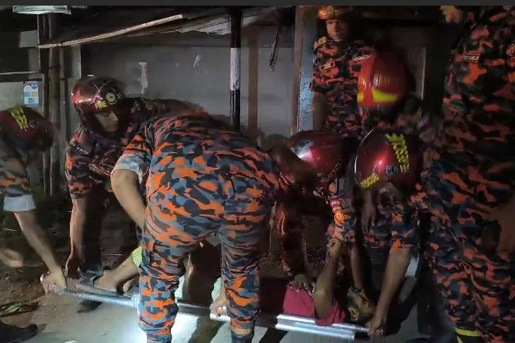 ঢাকা-মাওয়া এক্সপ্রেসওয়েতে ছিনতাইকারীর হামলায় অচেতন যুবক উদ্ধার, হাসপাতালে ভর্তি
