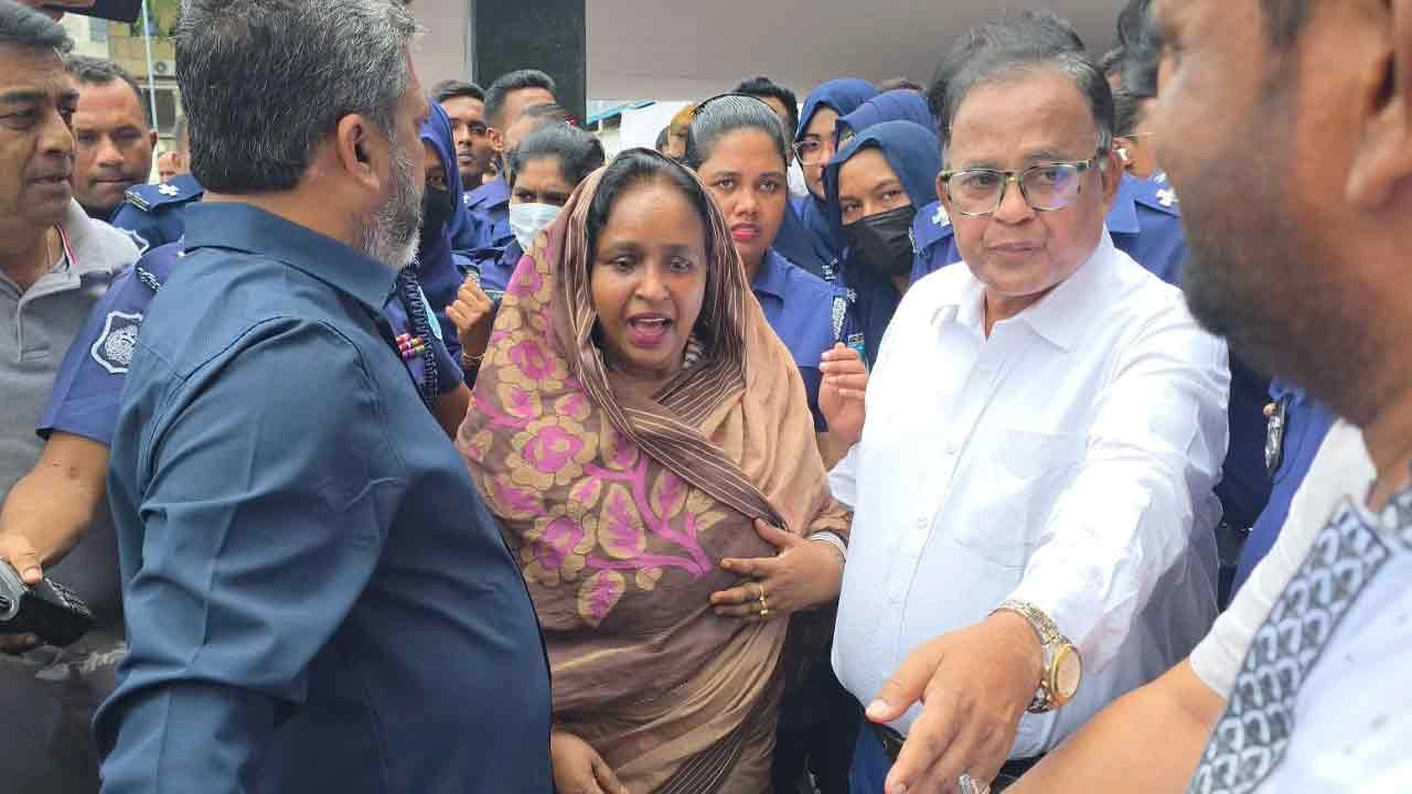 নারায়ণগঞ্জে পুলিশের ওপর হামলা মামলায় আদালতে সেলিনা হায়াৎ আইভীর হাজিরা
