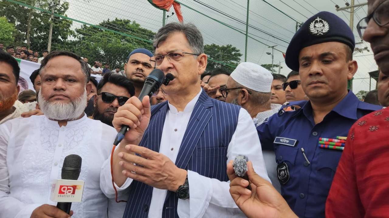 নীলফামারীতে মাইক্রোবাস খাদে পড়ে শিশুসহ নিহত ২, আহত ১২