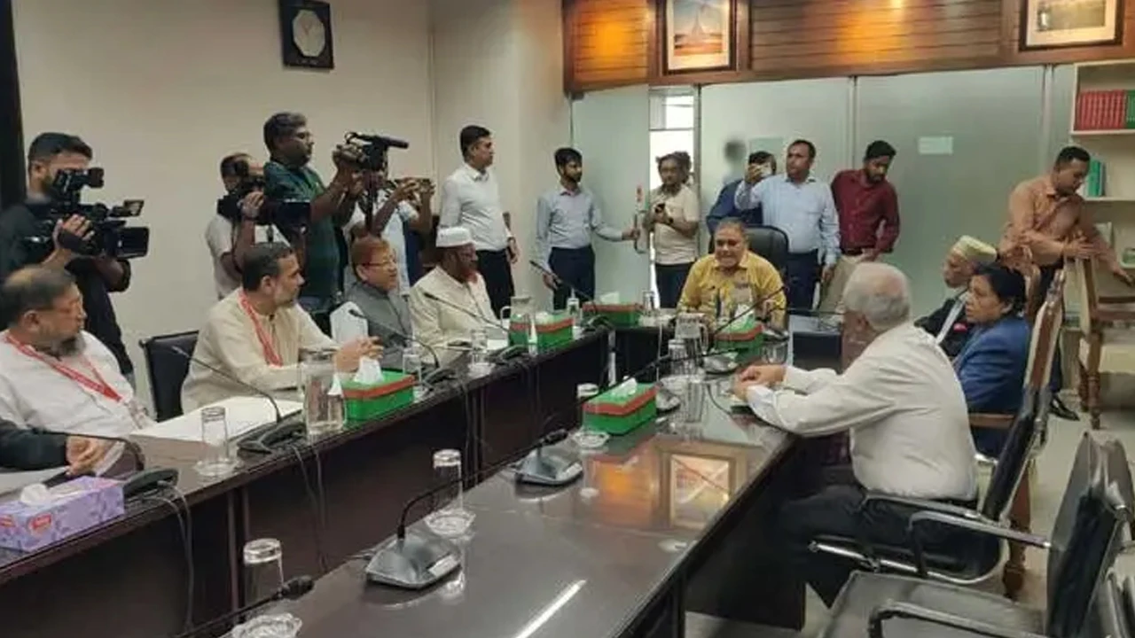 নির্বাচন কমিশনের সঙ্গে জামায়াতে ইসলামীর প্রতিনিধি দলের বৈঠক