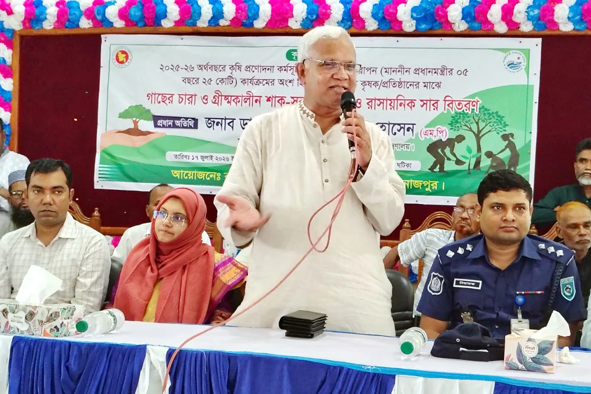 দিনাজপুরের ঘোড়াঘাটে কৃষি প্রণোদনা বিতরণ: ‘কৃষিই সমৃদ্ধি’ স্লোগান বাস্তবায়নে জোর