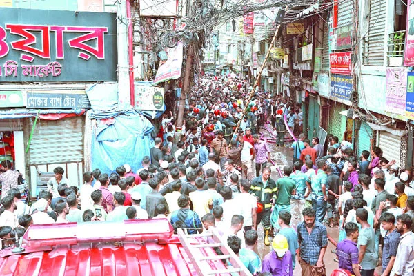 চকবাজারে হাজী আবুল বাশার সুপার মার্কেটে ভয়াবহ অগ্নিকাণ্ড: ব্যাপক ক্ষয়ক্ষতি, হতাহত নেই