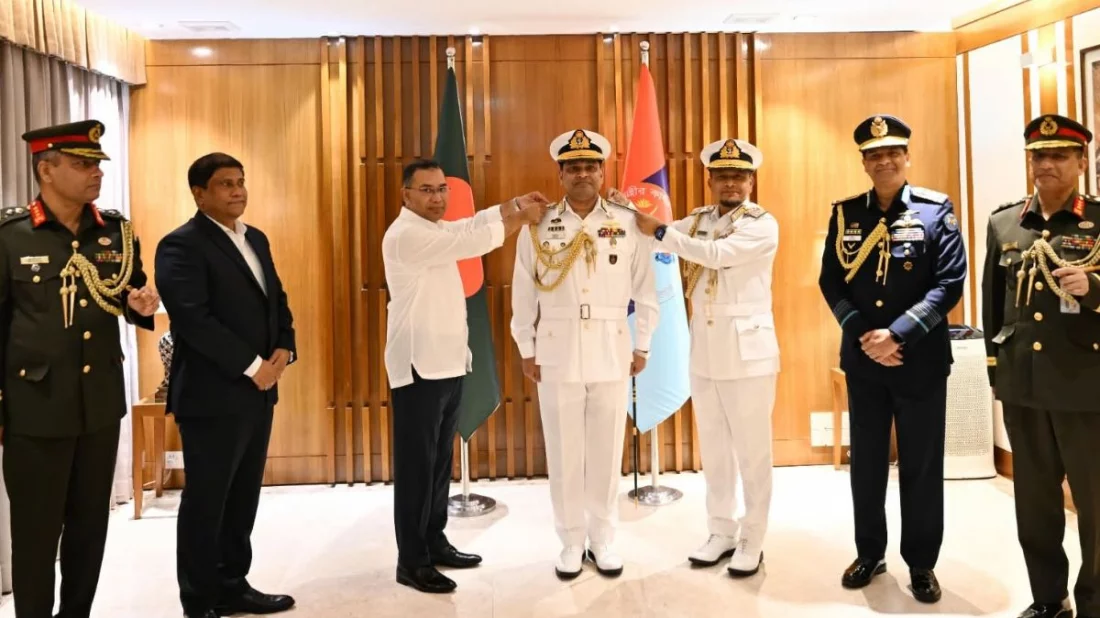 আর্মড ফোর্সেস ডেস্কে নবনিযুক্ত নৌপ্রধানকে র‌্যাঙ্ক ব্যাজ পরানো হলো