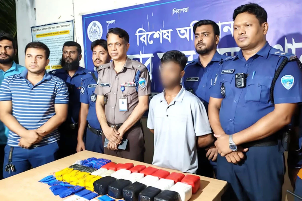 কক্সবাজারে ঢাকাগামী বাস থেকে ৯২ হাজার পিস ইয়াবা জব্দ, আটক ১