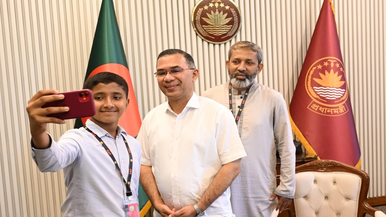 প্রধানমন্ত্রীর সঙ্গে সাক্ষাৎ করল মাইলস্টোন দুর্ঘটনায় বোনহারা তাহসিন, উপহার পেল খুদে শিক্ষার্থী*