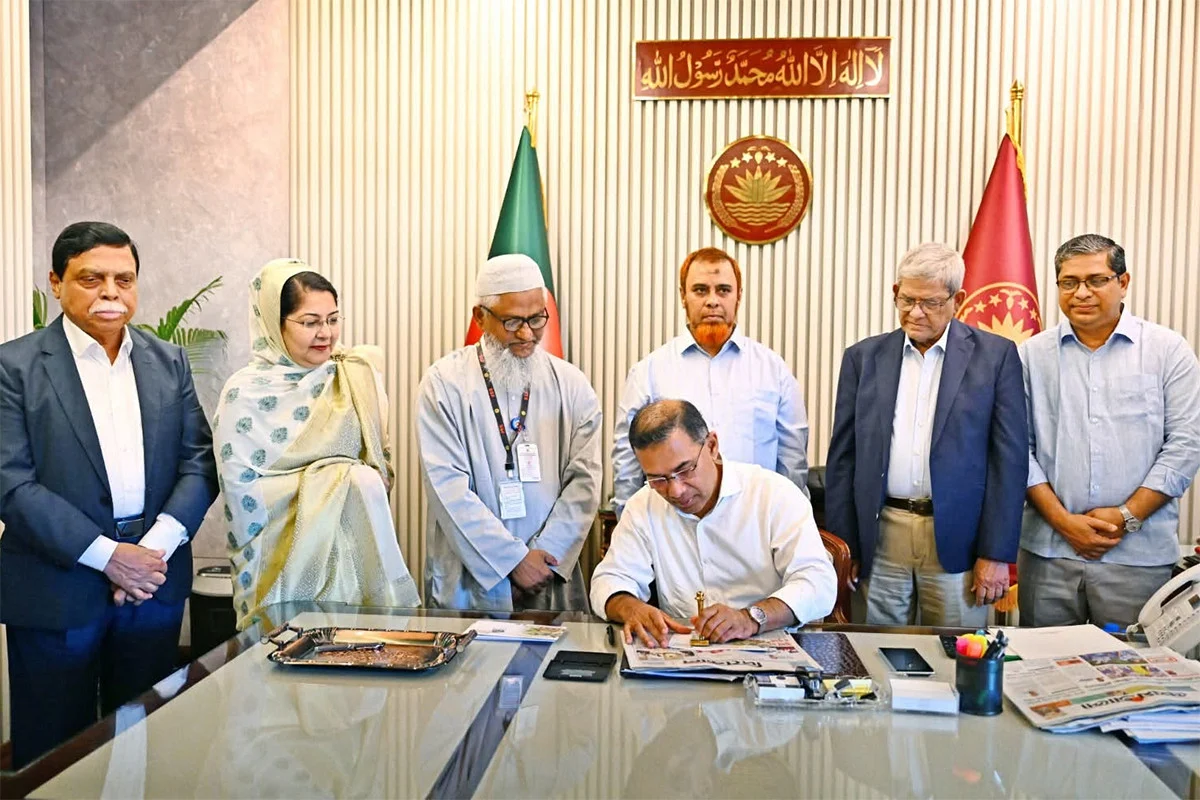 জাতীয় পল্লী উন্নয়ন দিবস উপলক্ষে প্রধানমন্ত্রীর স্মারক ডাক টিকেট উন্মোচন