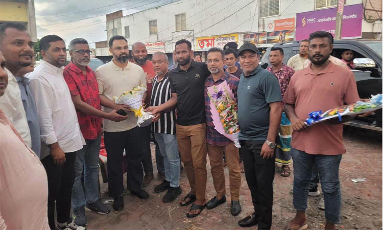ফকিরহাটে জাতীয় দলের গোলকিপার জিয়ার সঙ্গে ক্রীড়া প্রতিমন্ত্রীর কুশল বিনিময়