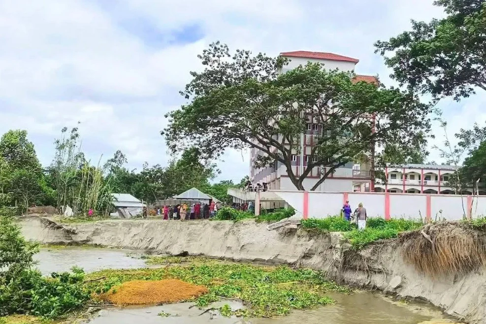যমুনার তীব্র ভাঙনে বিলীন হওয়ার ঝুঁকিতে দৌলতপুরের চরকালিকাপুর শুকুরিয়া দাখিল মাদ্রাসা