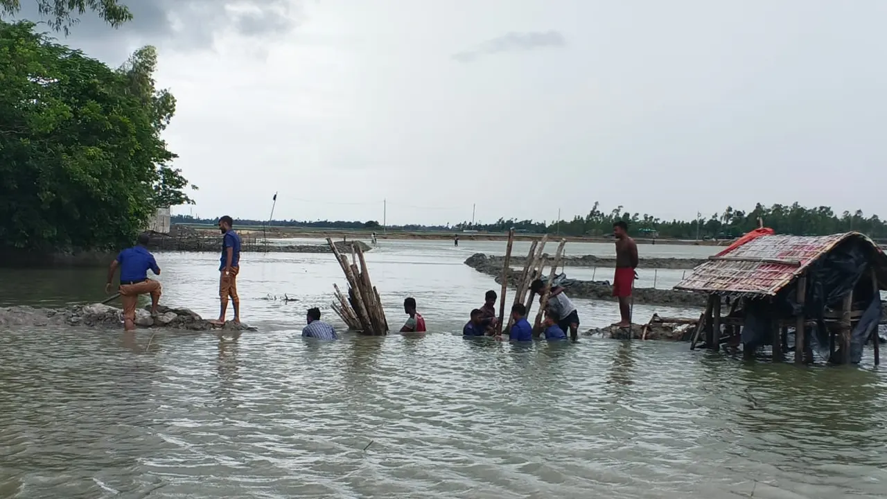 কক্সবাজারের পেকুয়ায় সরকারি খালে অবৈধ বাঁধ অপসারণ শুরু, ৯টি উচ্ছেদ