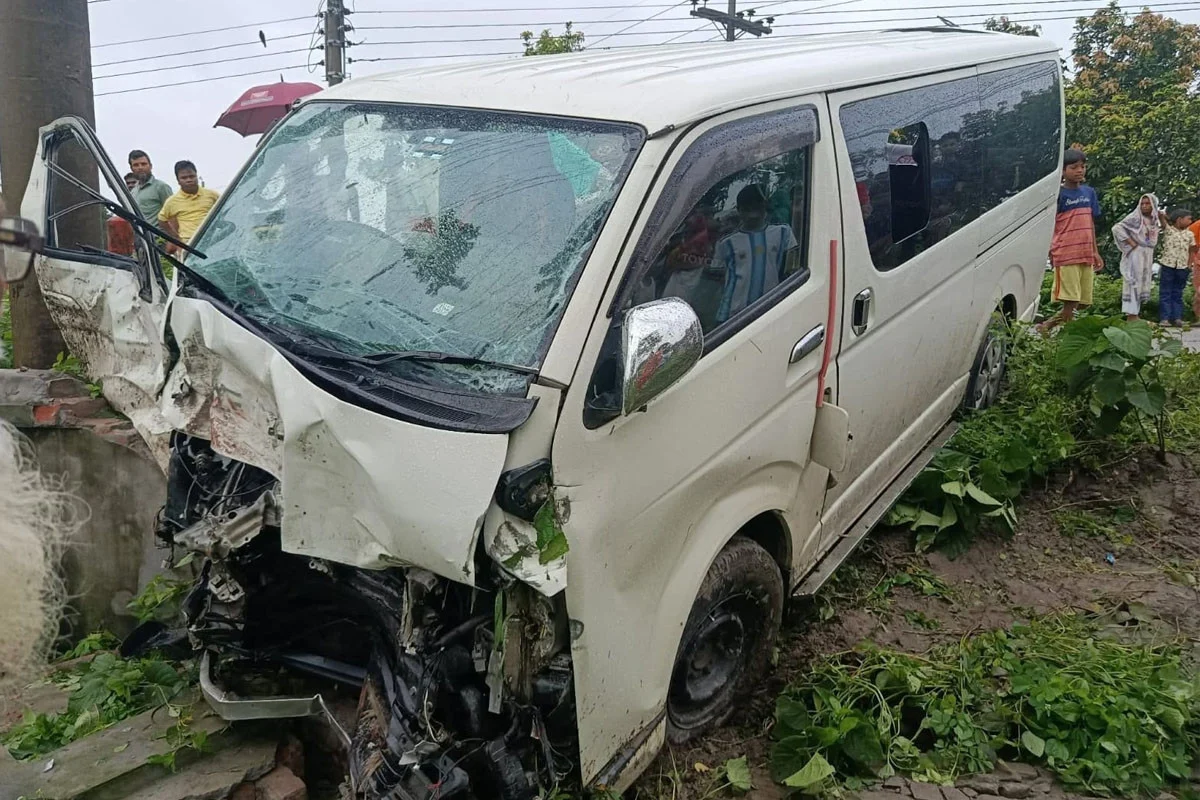 নীলফামারীতে মাইক্রোবাস খাদে পড়ে শিশুসহ নিহত ২, আহত ১২