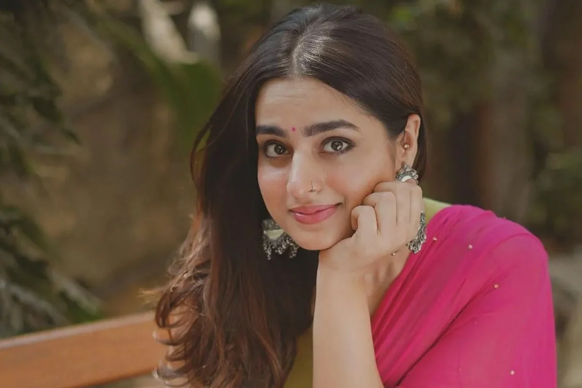 শিক্ষার্থীদের আন্দোলনে সংহতি জানাতে গিয়ে আটক বলিউড অভিনেত্রী আয়েশা খান