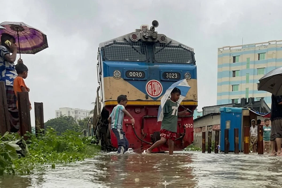 ভারী বর্ষণ ও পাহাড়ি ঢলে রেলপথ নিমজ্জিত, চট্টগ্রাম-কক্সবাজার ট্রেন চলাচল বন্ধ