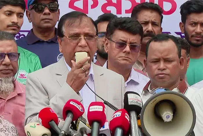 ডিএসসিসির বর্জ্য অপসারণে অতিরিক্ত টাকা নিলে ঠিকাদারদের টেন্ডার বাতিলের হুঁশিয়ারি