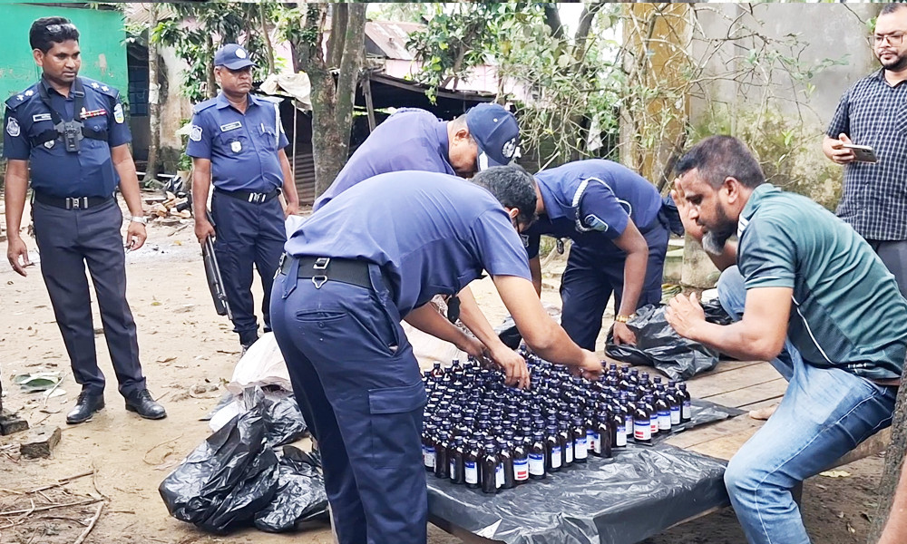 নেত্রকোণায় ৭৪০ বোতল ফেনসিডিলসহ বাবা-মেয়ে গ্রেফতার