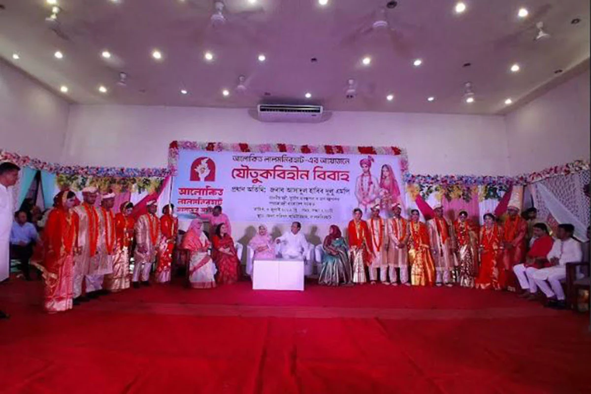 লালমনিরহাটে যৌতুকবিহীন ৭ জুটির গণবিয়ে সম্পন্ন, এলাকায় ব্যাপক প্রশংসা