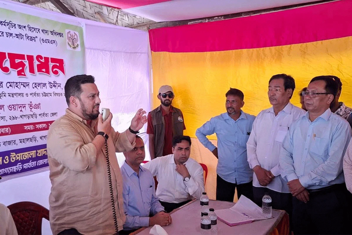 খাগড়াছড়িতে পাহাড়ী ঢল ও বৃষ্টিতে ক্ষতিগ্রস্তদের মাঝে ত্রাণ বিতরণ: পুনর্বাসনের ঘোষণা