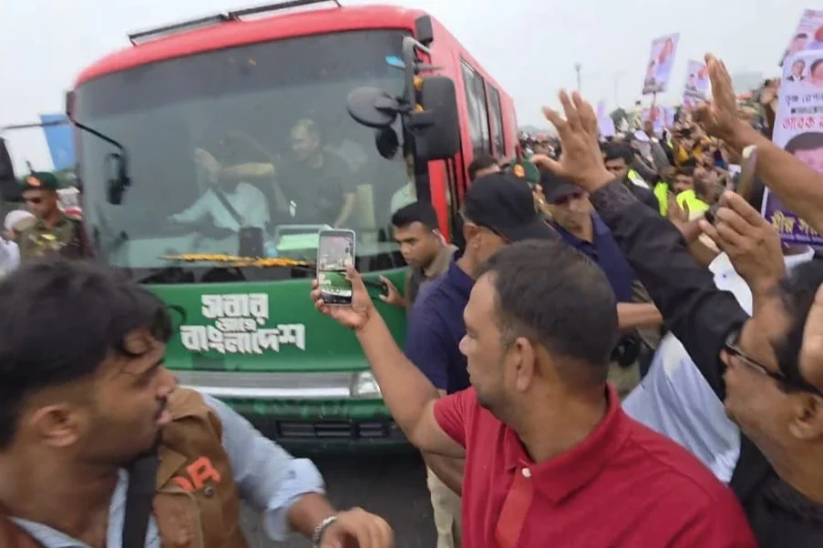 পদ্মা সেতু হয়ে বরিশালের উদ্দেশে প্রধানমন্ত্রী তারেক রহমান, মাওয়া প্রান্তে নেতাকর্মীদের ঢল