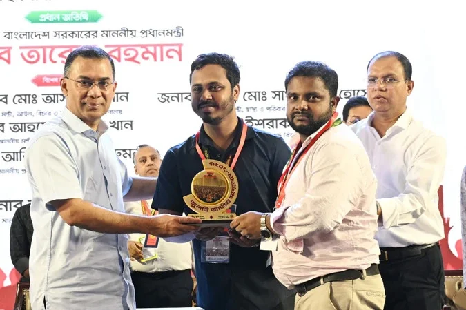 জুলাই আন্দোলনে শহীদ ও আহতদের সম্মাননা: প্রধানমন্ত্রীর হাত থেকে স্মৃতি স্মারক গ্রহণ করলেন প্রতিনিধিরা