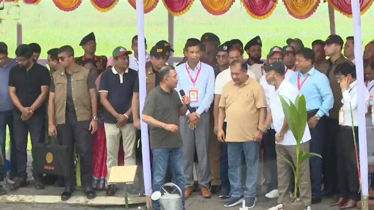 প্রধানমন্ত্রী তারেক রহমান একদিনের সফরে বরিশালে, বৃক্ষরোপণ ও ফ্যামিলি কার্ড বিতরণ কর্মসূচিতে অংশ গ্রহণ