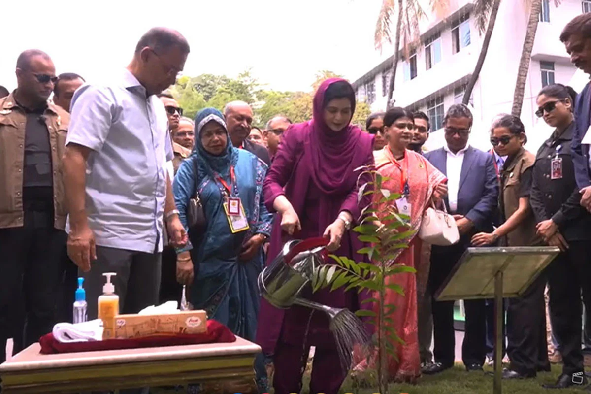 ঢাকা মেডিকেল কলেজের ৮০ বছর পূর্তি উদযাপন: দুই ছাত্রী হোস্টেলের ভিত্তিপ্রস্তর স্থাপন করলেন প্রধানমন্ত্রী