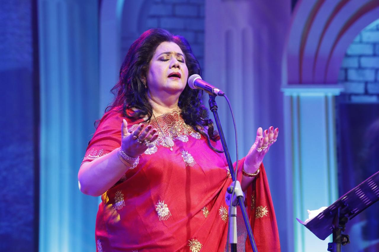 বন্যা দুর্গতদের সহায়তায় শিল্পকলা একাডেমিতে রুনা লায়লার একক সংগীতসন্ধ্যা ও সম্মাননা প্রদান