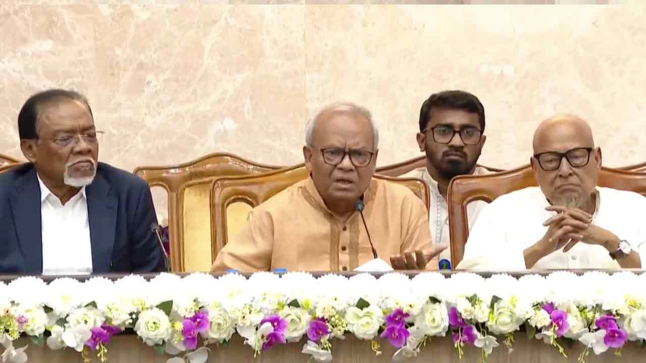 ধ্বংসস্তূপ থেকে দেশ পুনর্গঠনে কাজ করছে সরকার: রুহুল কবির রিজভী