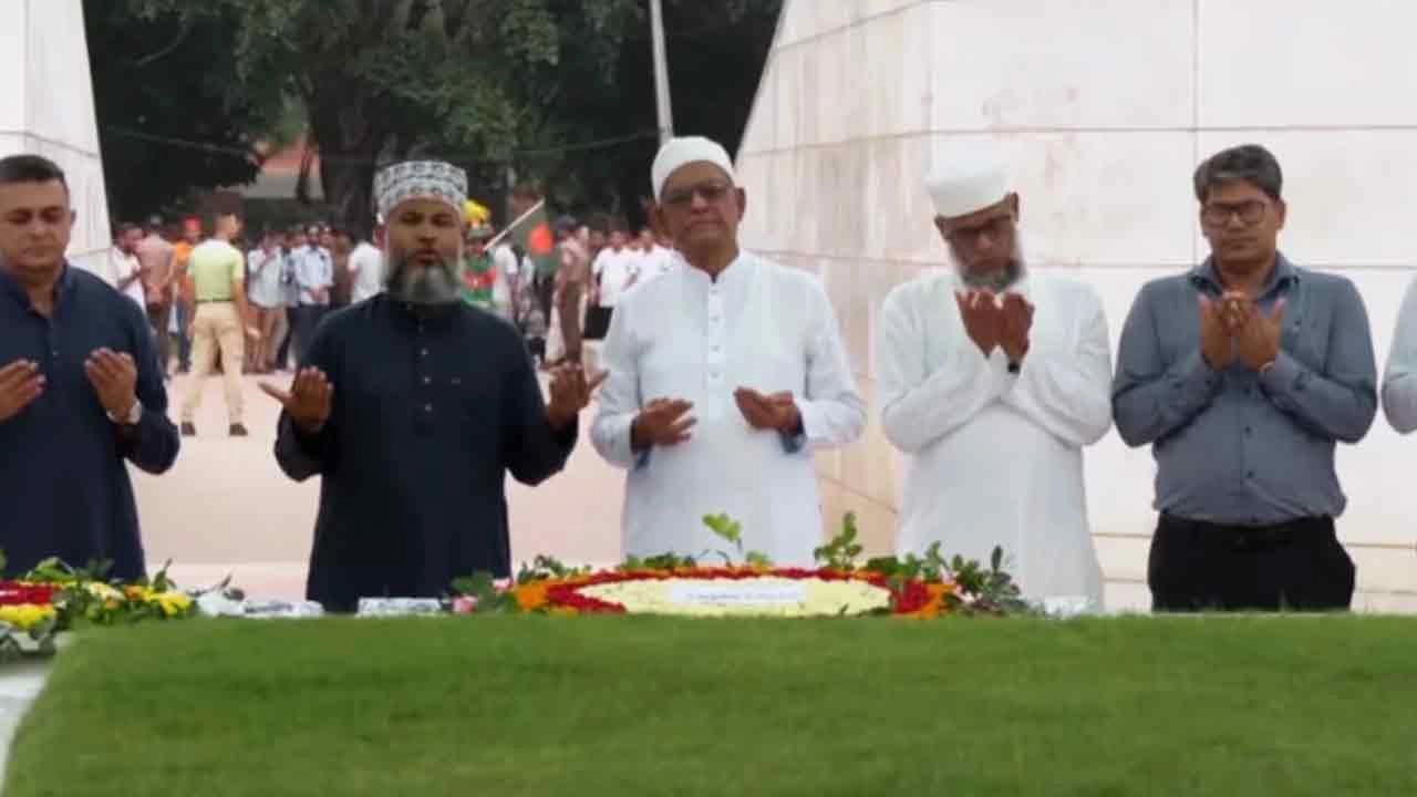 রাষ্ট্রপতি হিসেবে শহীদ রাষ্ট্রপতি জিয়াউর রহমান এবং সাবেক প্রধানমন্ত্রী বেগম খালেদা জিয়ার সমাধিতে ফুল দিয়ে শ্রদ্ধা নিবেদন করেছেন মির্জা ফখরুল ইসলাম আলমগীর