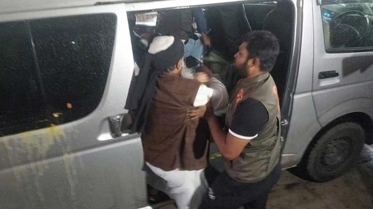 প্রধানমন্ত্রীকে নিয়ে ফেসবুকে মন্তব্য: এনসিপি নেতা তানভীর কারাগারে, আদালত চত্বরে হট্টগোল ও ডিম নিক্ষেপ