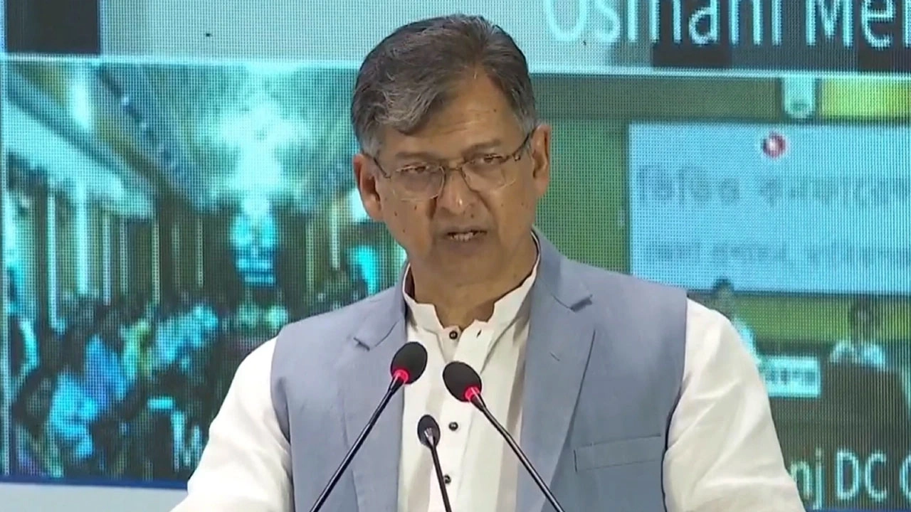 প্রতিশ্রুতি বাস্তবায়নে সরকার বদ্ধপরিকর: সালাহউদ্দিন আহমেদ