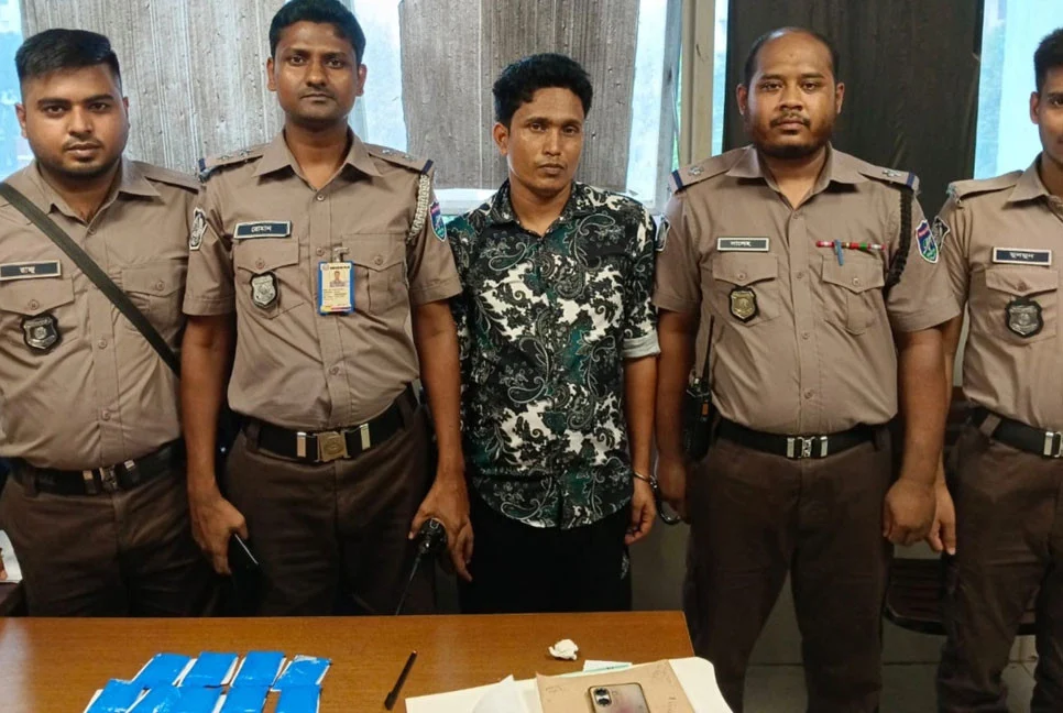 মিরপুর-১০ মেট্রো স্টেশনে ১,৭০২ পিস ইয়াবাসহ এক যুবক আটক