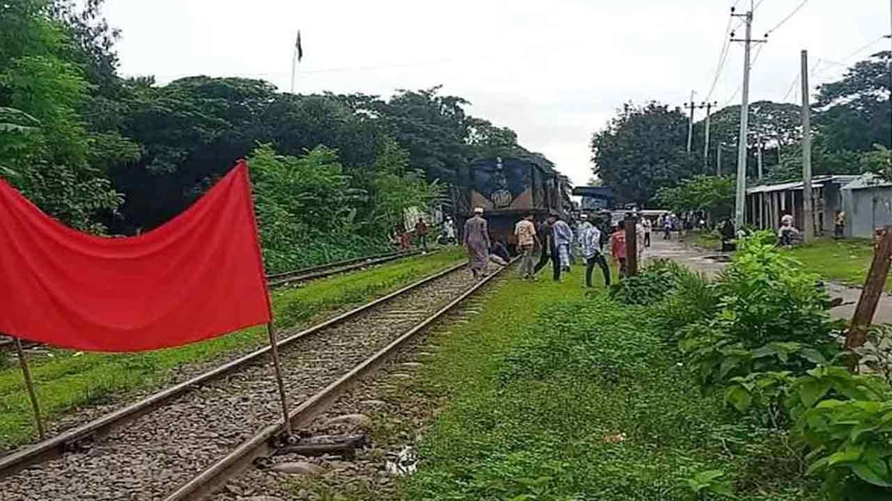 ময়মনসিংহের গফরগাঁওয়ে যমুনা এক্সপ্রেসের যাত্রাবিরতির দাবিতে ট্রেন অবরোধ