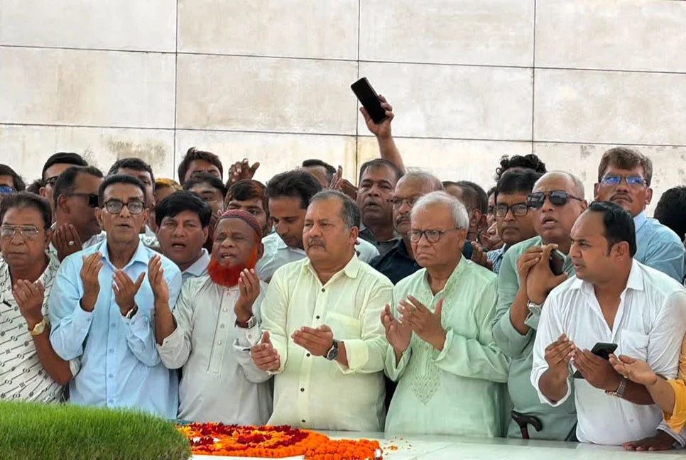 জাতীয় রাজনীতিতে নতুন গতিপ্রবাহ: শহীদ জিয়ার মাজারে রাজনৈতিক উপদেষ্টার শ্রদ্ধা নিবেদন