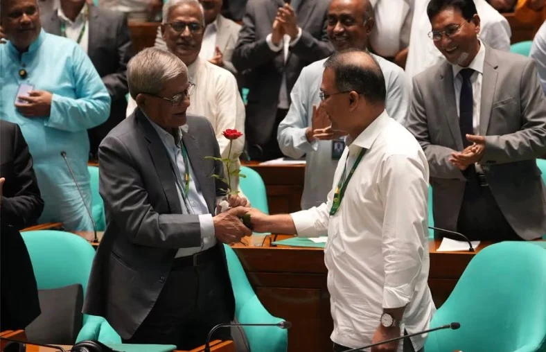 মির্জা ফখরুল ইসলাম আলমগীরকে লাল গোলাপ দিয়ে প্রধানমন্ত্রীর অভিনন্দন
