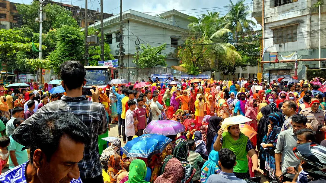 বকেয়া বেতনের দাবিতে সড়ক অবরোধ করে পোশাক শ্রমিকদের বিক্ষোভ, তীব্র যানজট