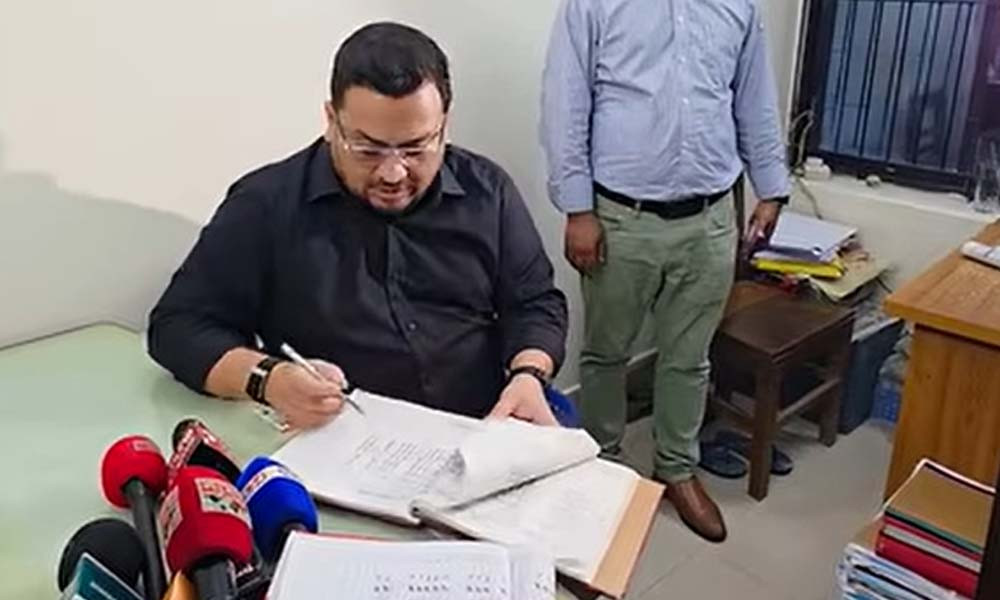 নারায়ণগঞ্জে ভূমি অফিসে আকস্মিক পরিদর্শন: অনুপস্থিত থেকেও হাজিরায় প্রতিমন্ত্রীর ক্ষোভ