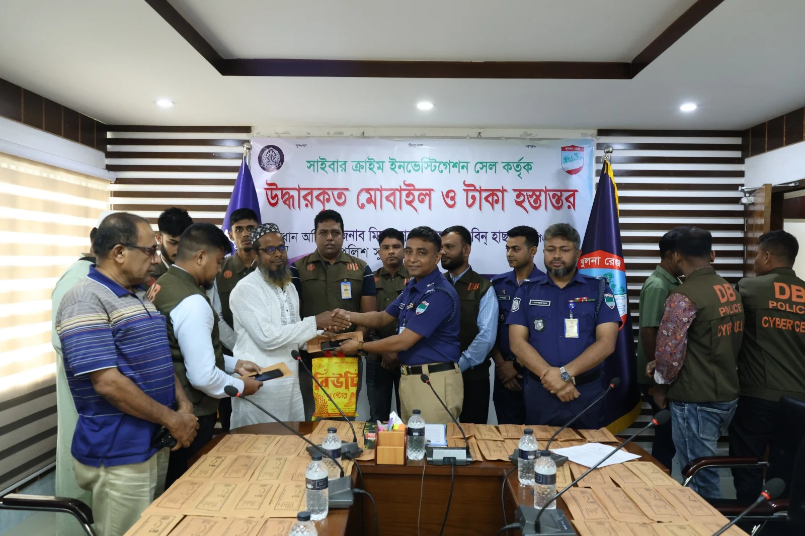 ঝিনাইদহে সাইবার ক্রাইম সেলের অভিযানে উদ্ধার হওয়া ১০৬টি মোবাইল ও অর্থ প্রকৃত মালিকদের হস্তান্তর